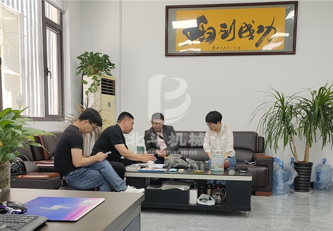 印尼客戶來北斗機(jī)械洽談炭化設(shè)備業(yè)務(wù)