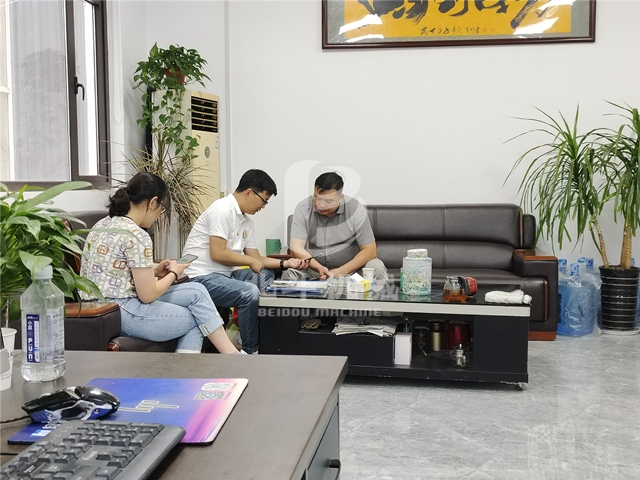 鋰電池處理設(shè)備吸引客戶前來(lái)考察