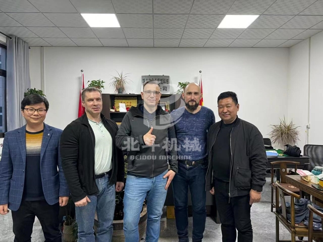 俄羅斯客戶至北斗機械參觀考察炭化設備